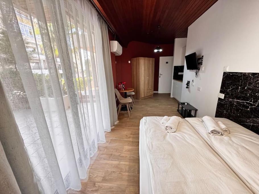 Modern N1 Private Kitchenette And Bathroom *