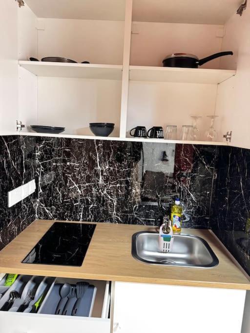 Διαμέρισμα Modern N1 Private Kitchenette And Bathroom